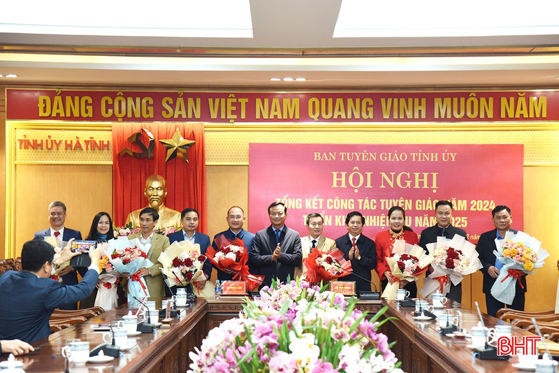 ...tặng hoa chúc mừng các đồng chí nhận nhiệm vụ mới, các đồng chí thôi giữ các chức vụ ở ban tuyên giáo cấp huyện và trung tâm chính trị huyện. bqbht_br_dsc-9075-copy.jpg