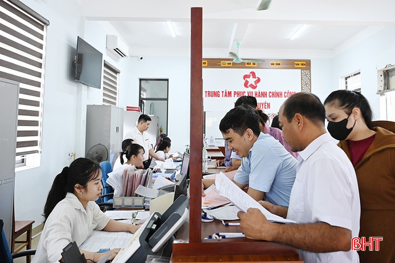 "Ngày thứ 5 không hẹn" ở Trung tâm Phục vụ hành chính công xã Cẩm Xuyên nhộn nhịp hơn bởi rất đông người đến giao dịch. bqbht_br_dsc-d8289.jpg