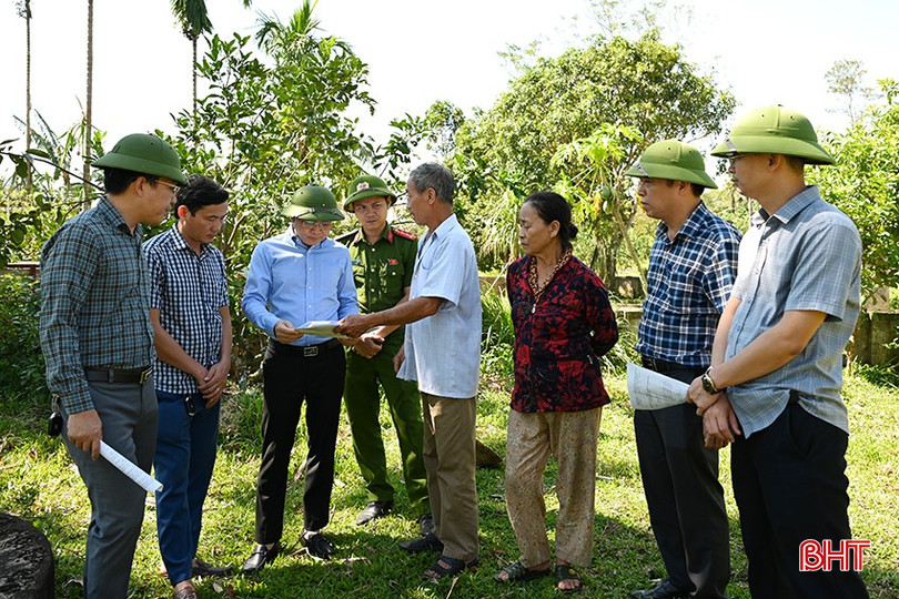 Lãnh đạo, cán bộ xã Hà Linh trực tiếp về cơ sở vào ngày thứ 7 hằng tuần để giải quyết vướng mắc, kiến nghị của người dân. bqbht_br_due.jpg