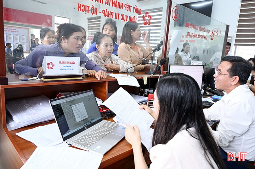 Ngoài đội ngũ công chức thường trực tại Trung tâm Phục vụ hành chính công xã, UBND xã Cẩm Xuyên bố trí thêm cán bộ, công chức từ các phòng chuyên môn đến hỗ trợ tiếp nhận hồ sơ của người dân. bqbht_br_dsc-8d315.jpg
