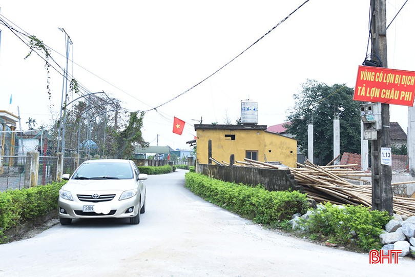Ngay sau khi phát hiện ca bệnh đầu tiên, cán bộ thú y xã Thạch Châu đã khoanh vùng dịch tại thôn Đức Châu, hỗ trợ gia đình tiêu hủy lợn và hướng dẫn các biện pháp tiêu độc, khử trùng. bqbht_br_dsc-3225-copy.jpg