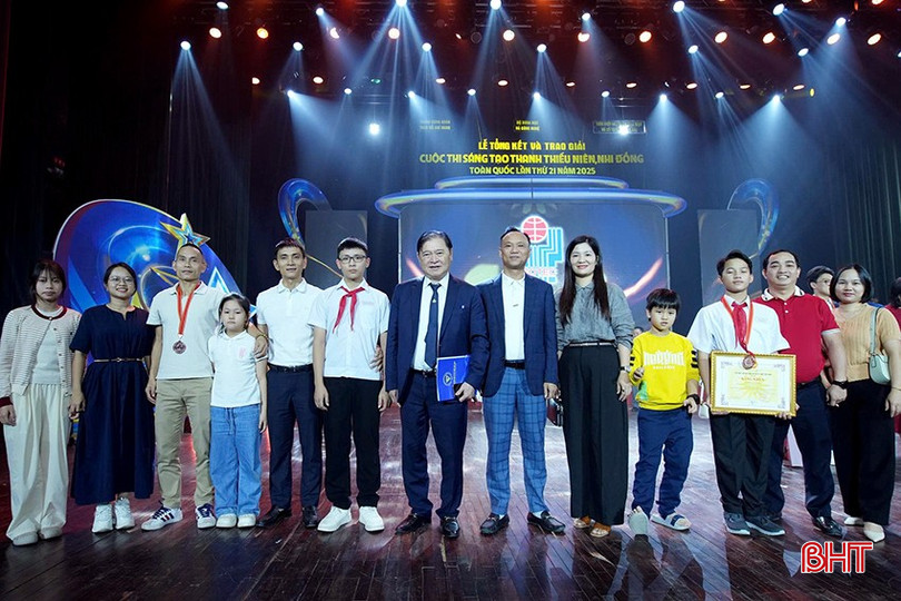 Dr. Phan Xuan Dung, ordförande för VUSTA och ordförande för VIFOTEC-fonden, tog ett souvenirfoto med Ha Tinh-delegationen. bqbht_br_z7227230387433-6c22097f1af8b4cf7d8596d6d15893da.jpg