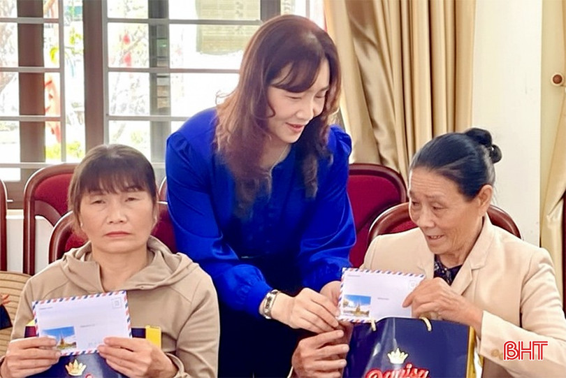 Tại xã Hồng Lộc, đồng chí Nguyễn Thị Mai Thủy cùng đoàn công tác đã đến thăm hỏi, trực tiếp trao tặng 20 suất quà (nhu yếu phẩm và 400.000 đồng tiền mặt) cho các hộ nghèo và gia đình chính sách.