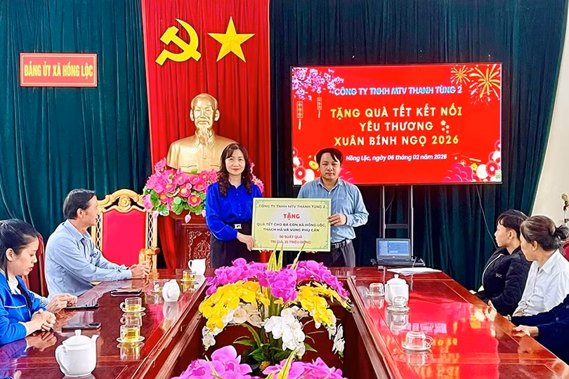 Đồng chí Nguyễn Thị Mai Thủy - Tỉnh ủy viên, Phó Bí thư Đảng ủy các cơ quan Đảng tỉnh cùng đoàn công tác trao biểu trưng hỗ trợ các gia đình chính sách ở xã Hồng Lộc.