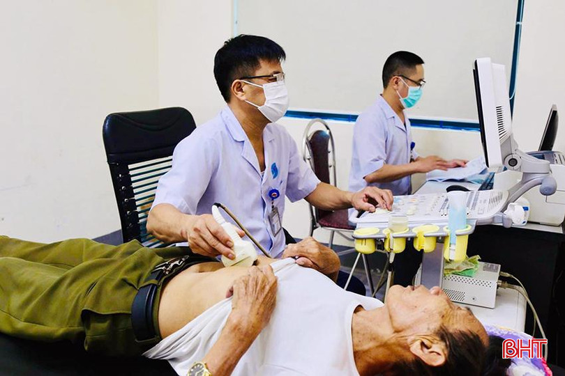 Hội Nạn nhân chất độc da cam/dioxin, bảo trợ người khuyết tật và trẻ mồ côi huyện Thạch Hà phối hợp với Trung tâm Y tế huyện khám, tư vấn sức khoẻ cho hội viên. Anh 4V copy.jpg