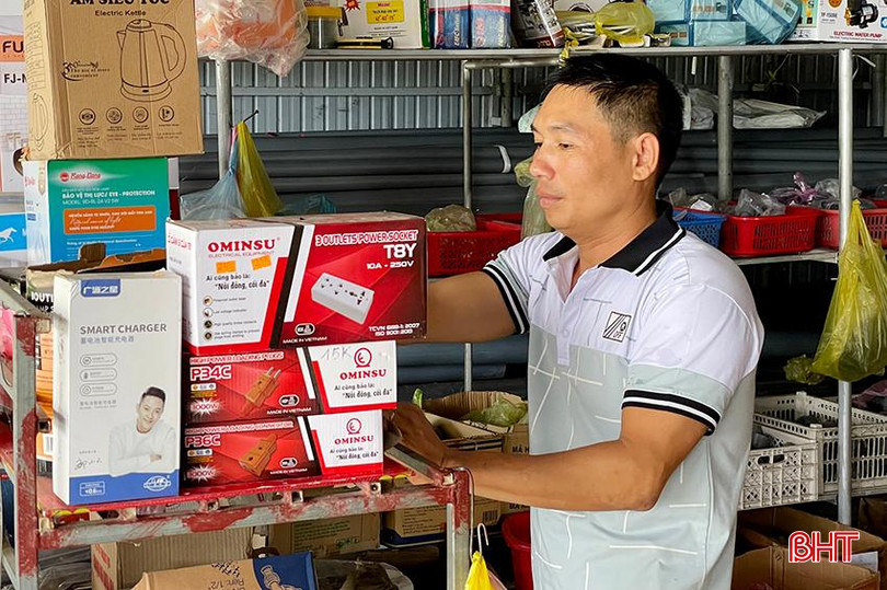 Anh Nguyễn Văn Cường (xã Thạch Xuân) mở cửa hàng chuyên sửa chữa, mua bán các mặt hàng điện nước, điện tử, điện dân dụng, mang lại kinh tế khá ổn định. anh v5 copy.jpg