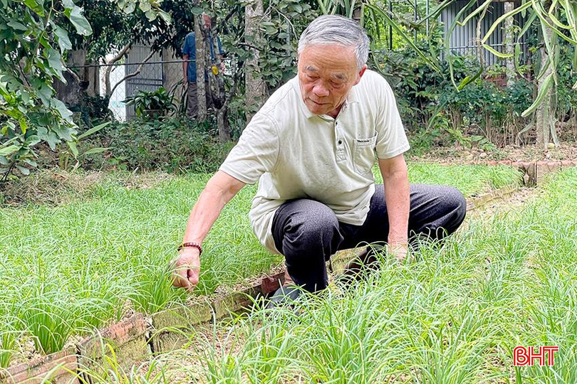 Ông Nguyễn Thế Mai (thị trấn Thạch Hà) nỗ lực vượt lên nỗi đau da cam. Anh 2v copy.jpg