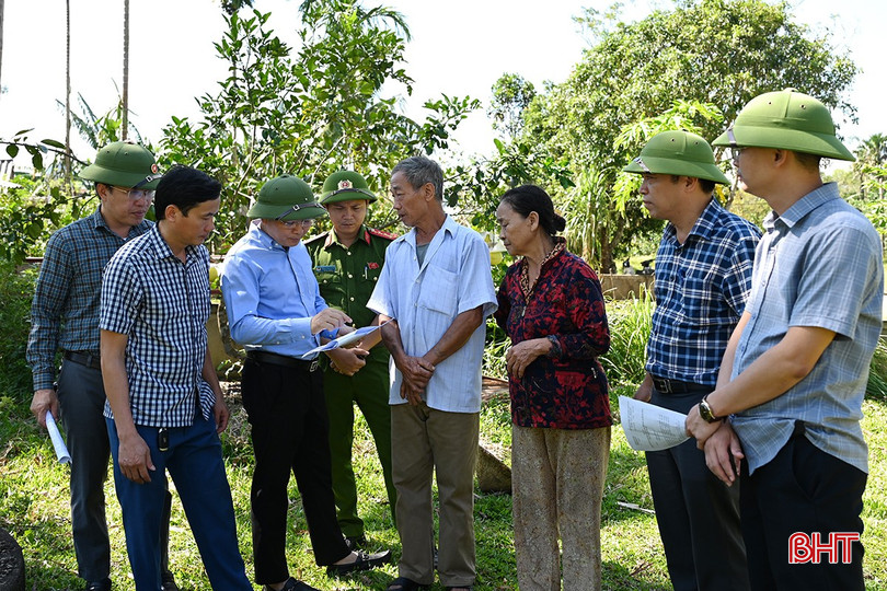 Lãnh đạo xã Hà Linh cùng các phòng, ban chuyên môn có mặt tại thôn 8 để trực tiếp gặp gỡ, đối thoại với bà Hồ Thị Quý - người có kiến nghị về vấn đề đất đai nhưng chưa được giải quyết dứt điểm. bqbht_br_dsc-7d538.jpg