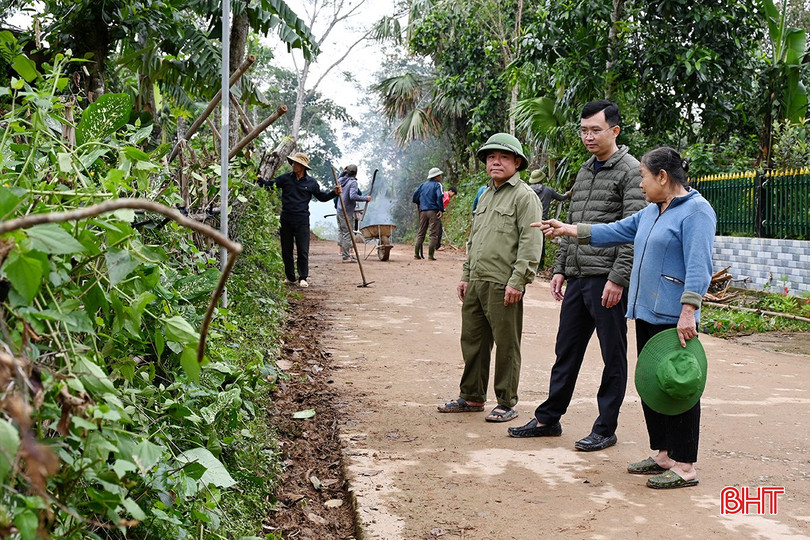 Tổ công tác do các đồng chí Ủy viên Ban Thường vụ Đảng ủy xã và đoàn công tác phụ trách các thôn theo phân công sẽ trực tiếp về các thôn vào ngày thứ 7. (Trong ảnh: Lãnh đạo xã kiểm tra, hướng dẫn, đôn đốc và kiểm tra việc triển khai phong trào tại thôn Thượng Sơn vào sáng thứ 7 ngày 25/10). bqbht_br_dsc-8d847.jpg