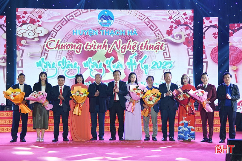 Trưởng ban Tổ chức Tỉnh ủy Võ Hồng Hải và lãnh đạo huyện Thạch Hà tặng hoa cảm ơn các ca sỹ, diễn viên tham gia chương trình.