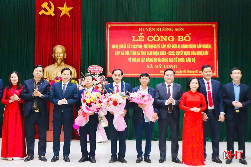 Lãnh đạo huyện Hương Sơn tặng hoa các đồng chí xin nghỉ hưu trước tuổi ở xã Mỹ Long. (Trong ảnh: ông Ngọ đứng thứ 5 từ phải sang). bqbht_br_ssssasd.jpg