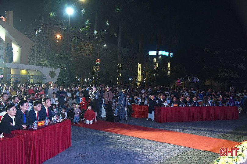 Đông đảo đại biểu và người dân theo dõi chương trình.