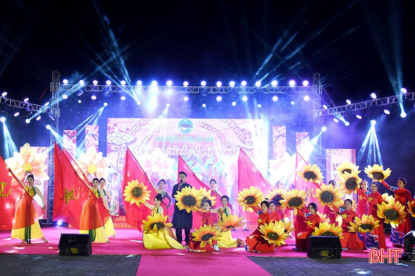 Tại chương trình, đại biểu và đông đảo người dân đã được thưởng thức chương trình âm nhạc đặc sắc với các tiết mục hát mừng Đảng, mừng xuân, hát về Bác Hồ và quê hương đặc sắc, ý nghĩa.