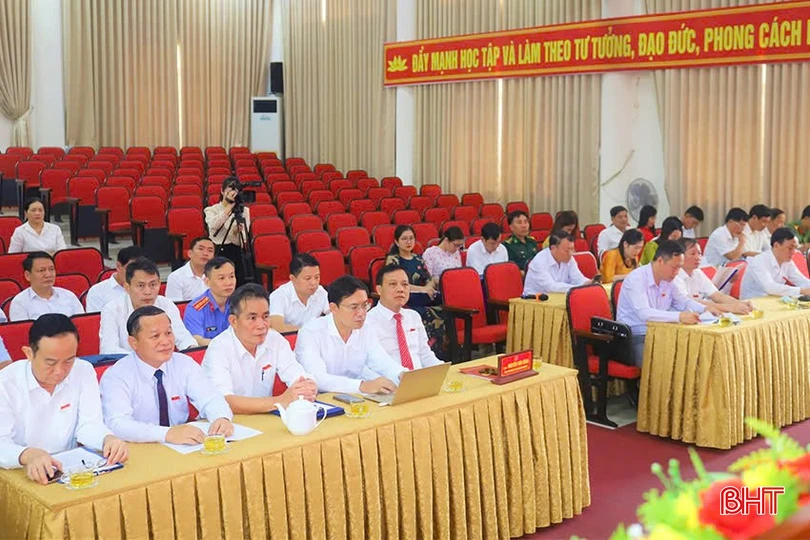 Đại biểu dự kỳ họp.