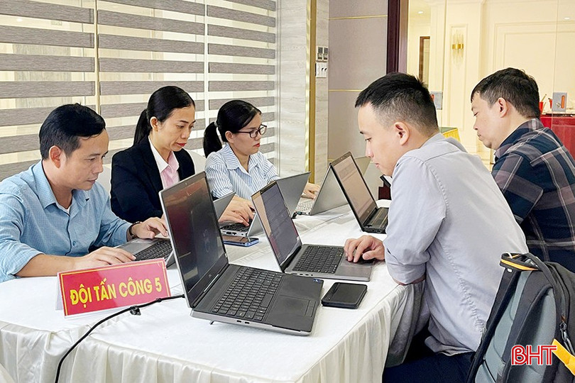 Các học viên tham gia tập huấn diễn tập thực chiến bảo đảm an toàn thông tin mạng do Sở TT&TT phối hợp Trung tâm Ứng cứu khẩn cấp không gian mạng Việt Nam (VNCERT/CC), Trung tâm An ninh mạng VNPT tổ chức. bqbht_br_anhhh.jpg