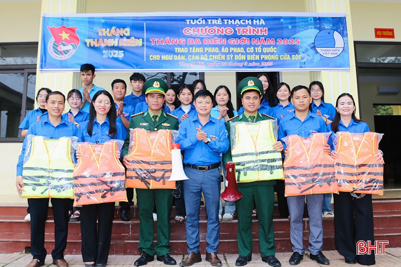 ...phao và áo phao cho ngư dân và chiến sỹ Trạm Biên phòng Cửa Sót.