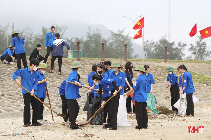 Ngay sau lễ phát động, Chi đoàn thanh niên Đồn Biên phòng Cửa Sót cũng đã phối hợp với Đoàn trường THPT Mai Thúc Loan ra quân vệ sinh môi trường bãi biển Xuân Hải.