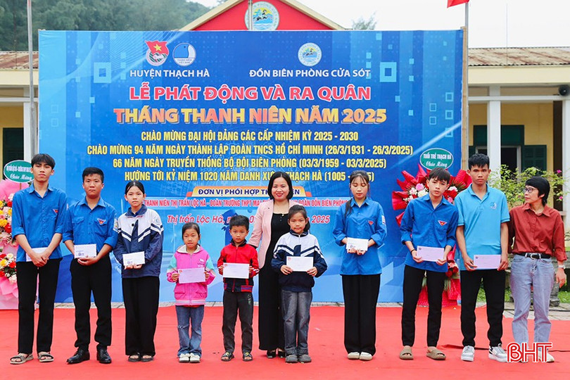 Tại lễ phát động, Huyện đoàn Thạch Hà đã phối hợp với các đơn vị nhà tài trợ tặng 2 “xe đạp nâng bước em đến trường”, tặng 2 góc học tập cho các em đội viên và trao 10 phần quà cho các học sinh gặp hoàn cảnh khó khăn.
