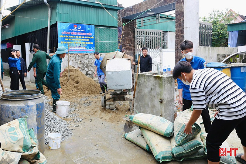 Các đơn vị cũng đã phối hợp Ban Chỉ huy quân sự, Đoàn Thanh niên thị trấn Lộc Hà triển khai công trình thanh niên đường ngõ bê tông vào nhà đoàn viên Trần Quốc Nam (TDP Trung Nghĩa) có hoàn cảnh khó khăn vừa tham gia nhập ngũ năm 2025.