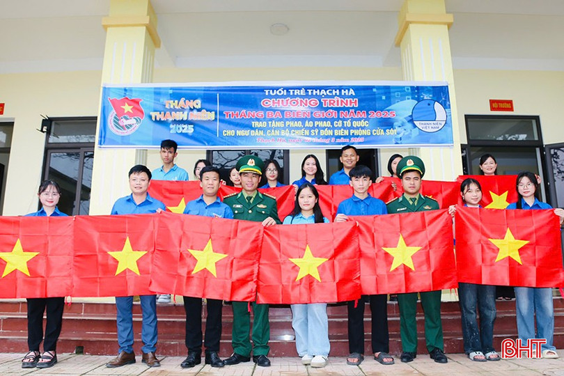 Bên cạnh đó, Huyện đoàn phối hợp với nhà tài trợ trao 100 lá cờ tổ quốc, phao và áo phao cho ngư dân và chiến sỹ Trạm Biên phòng Cửa Sót. Trong ảnh: Huyện đoàn phối hợp với nhà tài trợ trao 100 lá cờ Tổ quốc...