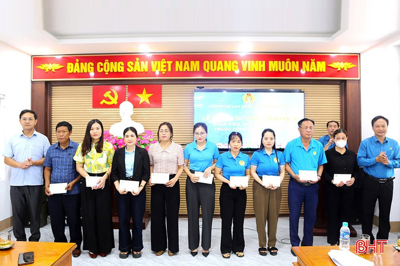 Trao tặng 9 suất quà với tổng trị giá 18 triệu đồng cho các đoàn viên. Trao tặng 9 suất quà với tổng trị giá 18 triệu đồng cho các đoàn viên.