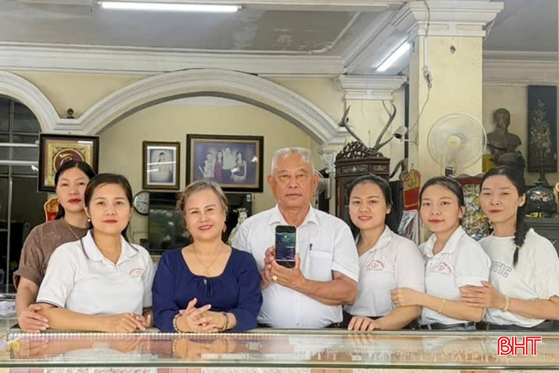 Ông Nguyễn Thừa Châu và các nhân viên Công ty TNHH Vàng bạc Hằng Châu (xã Cẩm Xuyên) cùng đồng lòng ủng hộ Cuba. bqbht_br_z6912164252607-94eb85420da7185db5182fc2abbb2ec6.jpg