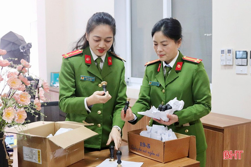 Hơn 1.000 con dấu mới được khắc cho các cơ quan, tổ chức trên địa bàn toàn tỉnh thực hiện sắp xếp lại đơn vị hành chính. bqbht_br_ad.jpg