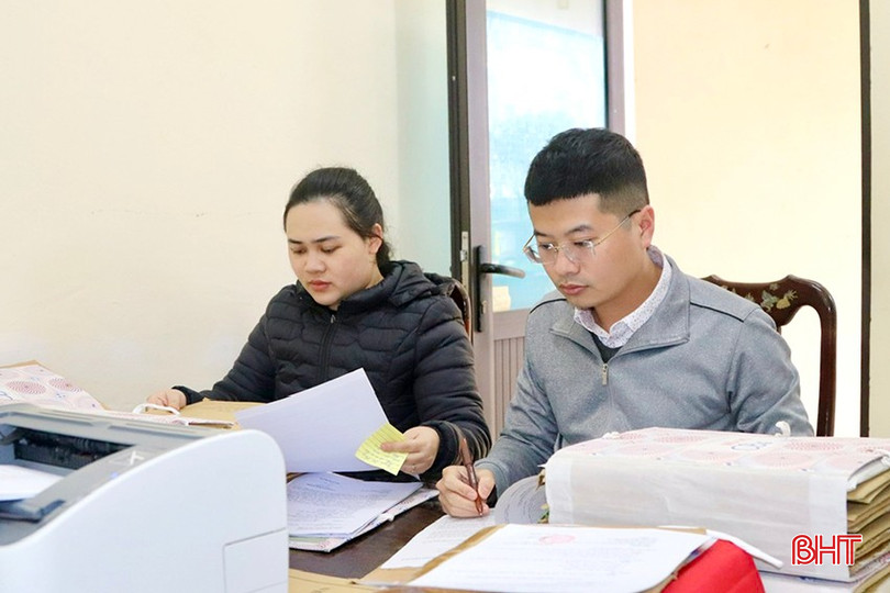 Cán bộ, công chức phường Trần Phú hoàn thiện những bước cuối cùng trong chỉnh lý hồ sơ. bqbht_br_ass.jpg