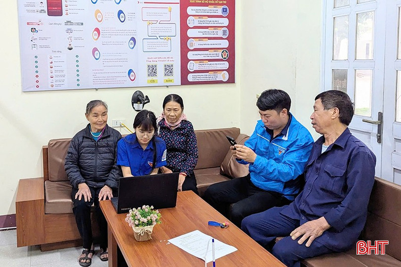 Ông Lê Đình Hùng (ngoài cùng bên phải) được ĐVTN hỗ trợ thao tác thủ tục dịch vụ công trực tuyến. bqbht_br_anhh1-copy.jpg