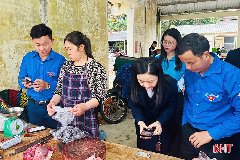 Đoàn xã Ngọc Sơn hỗ trợ tiểu thương ở chợ Ngọc Sơn hỗ trợ cài tạo mã QR trong giao dịch. bqbht_br_nah-7-copy.jpg