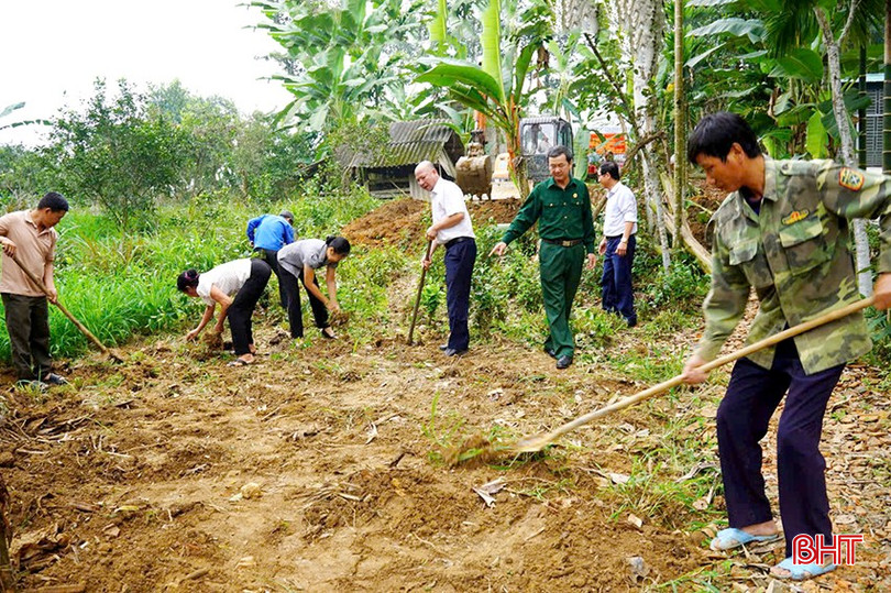 Hội viên hội cựu chiến binh tham gia hỗ trợ tháo dỡ nhà cũ, san sửa mặt bằng, cải tạo vườn bà Thu. bqbht_br_anh-12-copy.jpg
