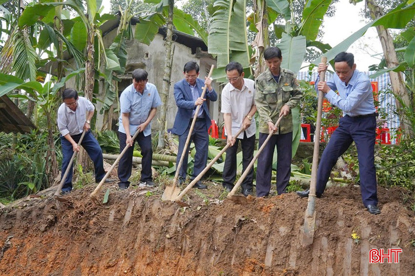 Lãnh đạo Hội Cựu chiến binh tỉnh, huyện Hương Sơn, xã Hàm Trường tiến hành nghi thức động thổ xây dựng nhà ở cho bà Thu. bqbht_br_nh-23-copy.jpg