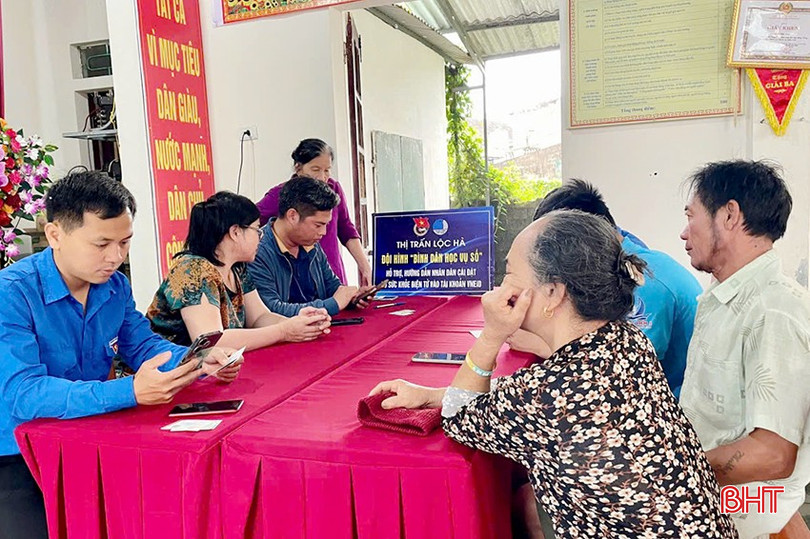 Đội hình "Bình dân học vụ số" hỗ trợ phổ cập cho người dân các kiến thức, kỹ năng cơ bản về công nghệ thông tin và thao tác dịch vụ công trực tuyến. bqbht_br_anhrrr5-copy.jpg