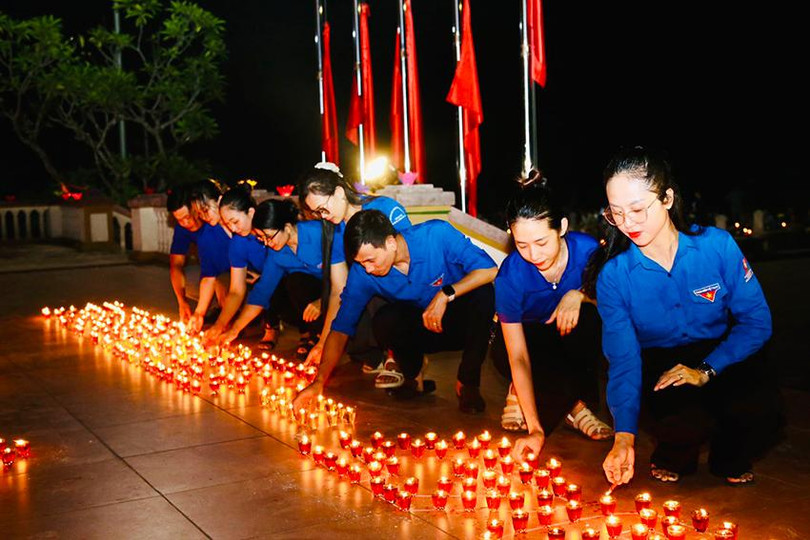 Hàng ngàn ngọn nến lung linh được các ĐVTN thắp lên bằng lòng thành kính cùng những nén hương thơm và đoá hoa tươi thắm để dâng lên các anh hùng liệt sĩ đã anh dũng hy sinh vì sự nghiệp xây dựng và bảo vệ Tổ quốc. Hàng ngàn ngọn nến lung linh được các ĐVTN thắp lên bằng lòng thành kính cùng những nén hương thơm và đoá hoa tươi thắm để dâng lên các anh hùng liệt sĩ đã anh dũng hy sinh vì sự nghiệp xây dựng và bảo vệ Tổ quốc.