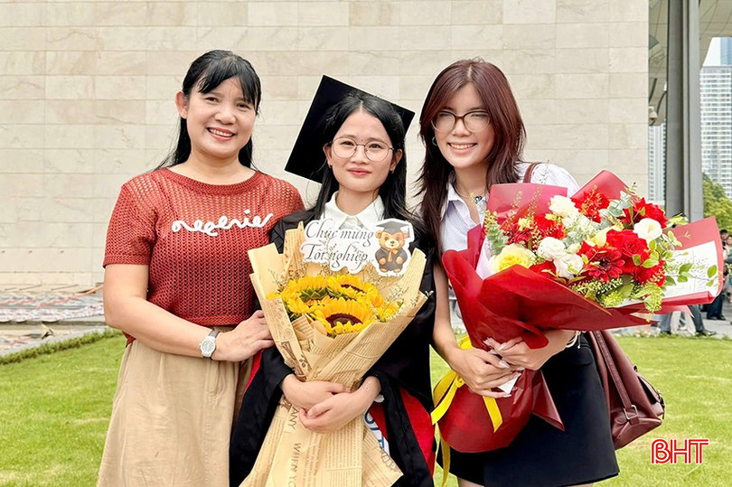 باخ ثي لام مع أقاربه في يوم التخرج الجامعي. Bạch Thị Lam bên người thân ngày tốt nghiệp đại học.