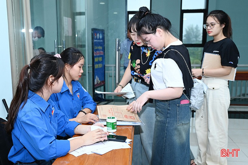 Các tân sinh viên được đội thanh niên tình nguyện hỗ trợ nhập học thuận lợi. DSsC_1109.jpg