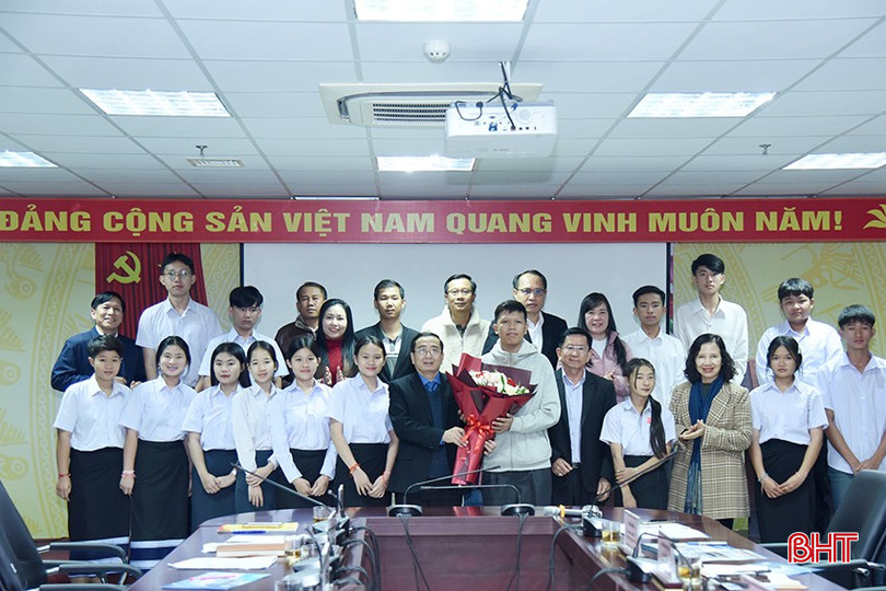 Ban Giám hiệu Trường Đại học Hà Tĩnh tặng hoa chúc mừng các em học sinh. bqbht_br_dsc-8618-copy.jpg