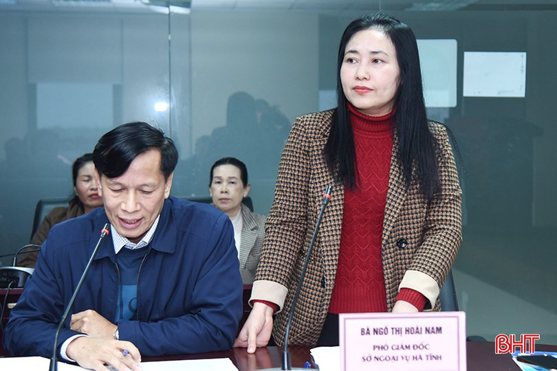 Bà Ngô Thị Hoài Nam - Phó Giám đốc Sở Ngoại vụ Hà Tĩnh nhấn mạnh một số kết quả hợp tác giữa 2 tỉnh trong thời gian qua; đồng thời thông tin về một số chế độ, chính sách mà các em học sinh bậc THPT theo học tại Hà Tĩnh được nhận. bqbht_br_dsc-8599-copy.jpg