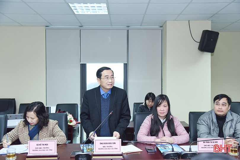 TS Đoàn Hoài Sơn - Hiệu trưởng Trường Đại học Hà Tĩnh phát biểu tại buổi tiếp nhận. bqbht_br_dsc-8586-copy.jpg