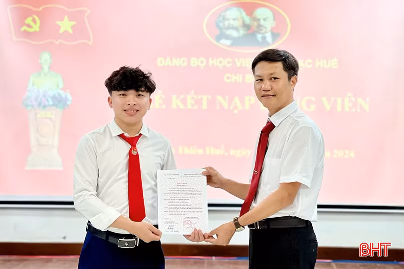 Năm 2024, Công Minh vinh dự được kết nạp Đảng tại trường.