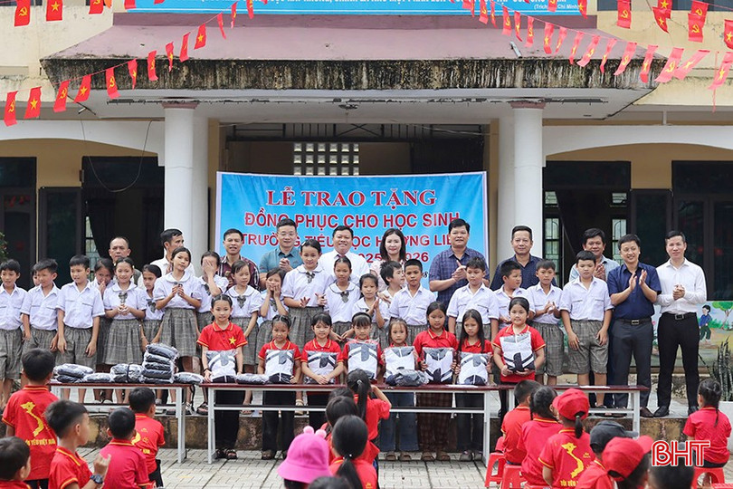 Văn phòng Báo Nhân Dân tại Hà Tĩnh trao tặng gần 500 bộ quần áo đồng phục cho các em học sinh Trường Tiểu học Hương Liên, xã Phúc Trạch ngày 29/8 vừa qua. bqbht_br_z6957347713771-a01e50dda845d56c7f30eca1687d29c5.jpg