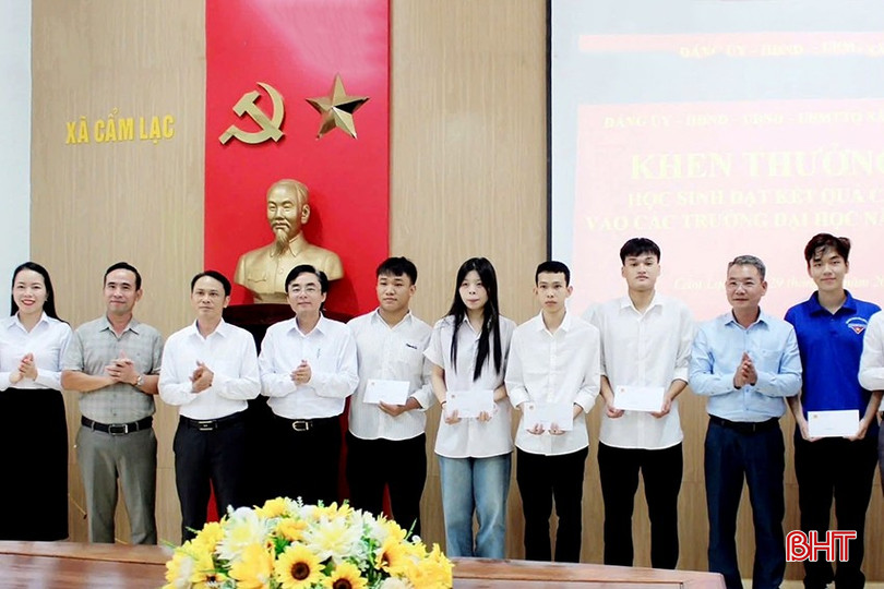 Xã Cẩm Lạc vừa tổ chức buổi gặp mặt biểu dương và trao thưởng cho 11 tân sinh viên trên địa bàn xã đậu vào các trường đại học với số điểm cao trong kỳ thi tuyển sinh năm 2025. bqbht_br_540454170-787691350291496-7277295406414517460-n.jpg