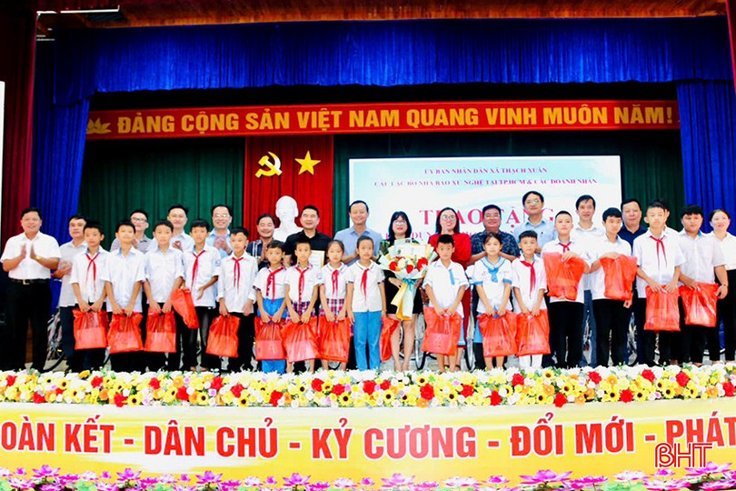 Trưởng ban Tuyên giáo và Dân vận Tỉnh ủy Hà Văn Hùng, đại diện CLB Nhà báo Xứ Nghệ tại TP Hồ Chí Minh trao quà cho các em học sinh xã Thạch Xuân ngày 24/8 vừa qua. bqbht_br_z6938927564765-c636c4e18c2219da36f9a576819a5ab7.jpg