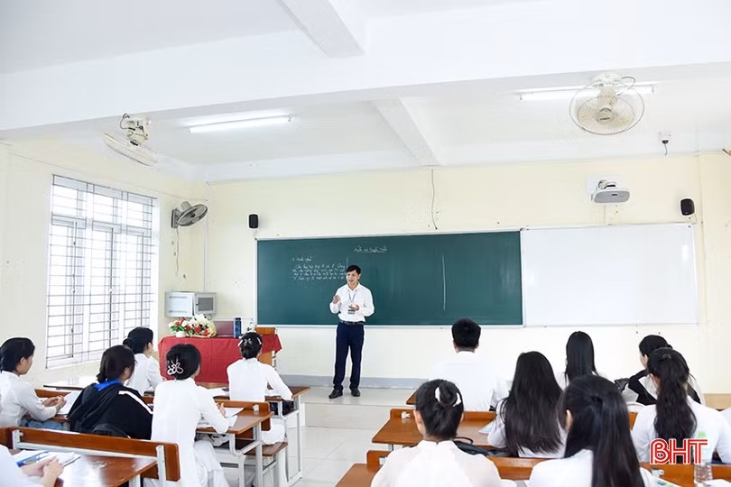 Chi bộ Khoa Sư phạm luôn coi trọng quy trình kết nạp, lựa chọn nhân tố xuất sắc, đảm bảo chất lượng, không chạy theo số lượng,