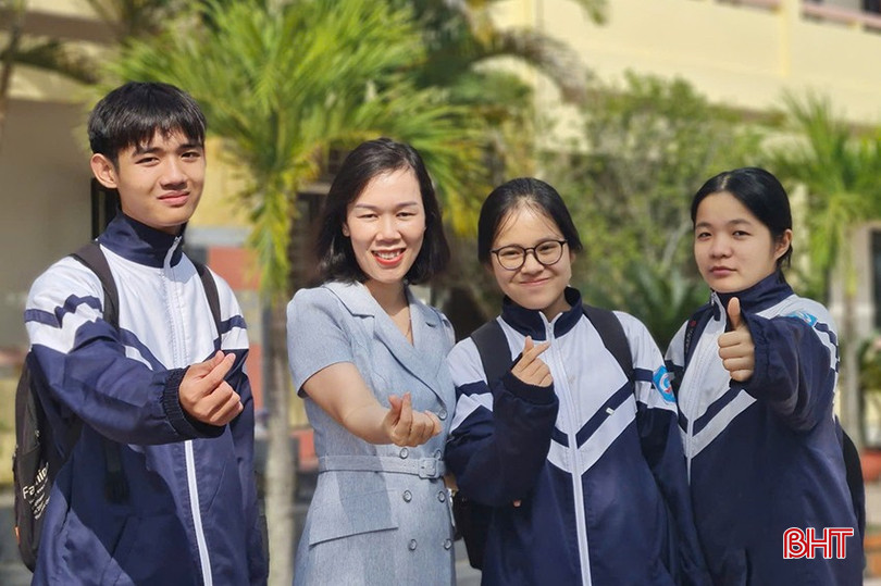 Long cùng cô giáo và các bạn đội tuyển học sinh giỏi tiếng Anh. bqbht_br_ad.jpg