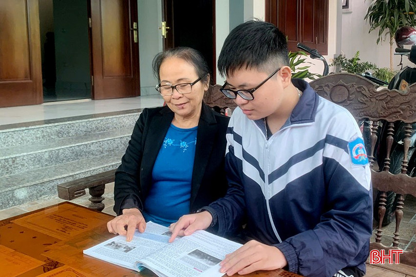Sống cùng ông bà ngoại từ nhỏ, Hoàng Quân được nghe bà kể về các câu chuyện lịch sử. Sống cùng ông bà ngoại từ nhỏ, Hoàng Quân được nghe bà kể về các câu chuyện lịch sử.