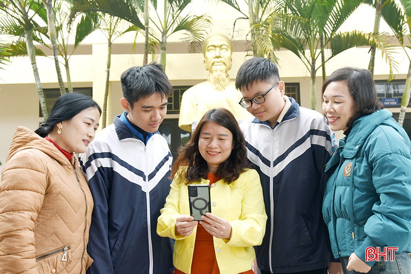 Cô trò Trường THPT Lê Quý Đôn chia sẻ niềm vui khi biết tin kết quả kỳ thi học sinh giỏi tỉnh. (Trong ảnh: Hoàng Quân (bên phải) và Hữu Long (bên trái) cùng các cô giáo). bqbht_br_dsc-9278-copy.jpg