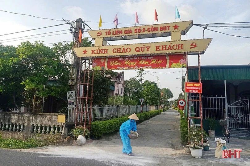 Khu vực xảy ra dịch bệnh, chính quyền và người dân địa phương lập chốt, rắc vôi bột khử trùng.