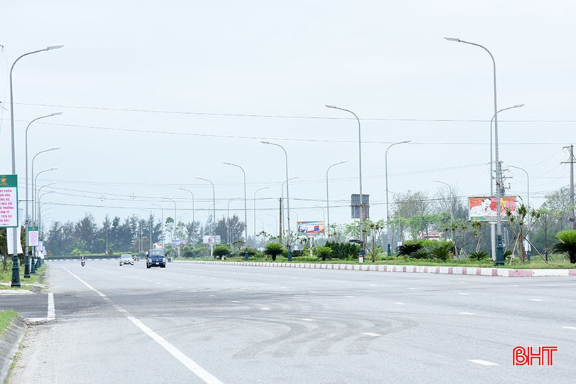 Tuyến đường rộng rãi, sạch đẹp trước trụ sở UBND huyện Lộc Hà cũ. bqbht_br_dsc-7094-copy.jpg