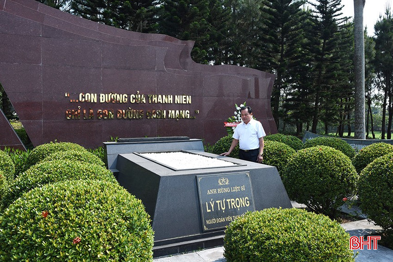 Xung quanh phần mộ của anh Lý Tự Trọng trồng 17 cây hoa mẫu đơn, tượng trưng cho số tuổi của anh. bqbht_br_dsc-5377-copy.jpg
